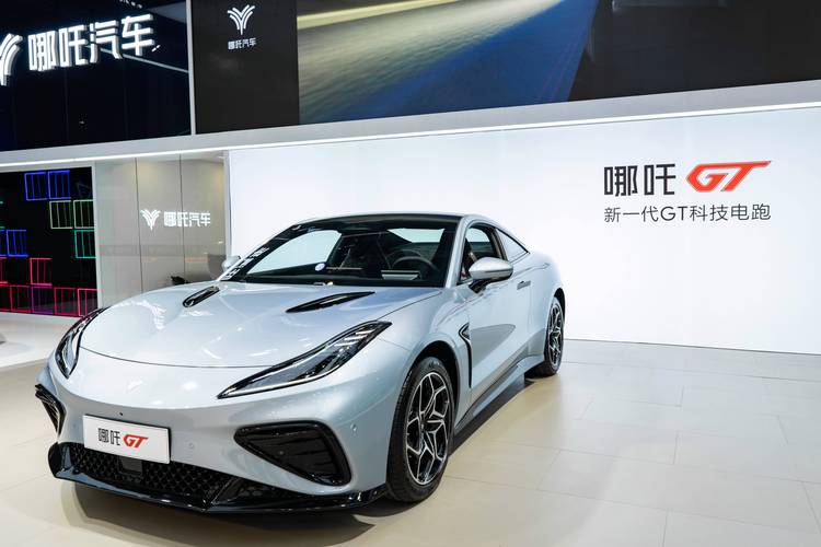 重庆261哪吒汽车在智能汽车领域的表现，领途汽车在新能源汽车市场中的影响力